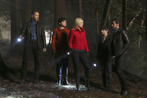  Once Upon a Time Review: Heart of Gold (Season 4 Episode 17) ONCE UPON A TIME - "Heart of Gold" - Emma is still reeling after learning the truth of her parents' history with Maleficent, but she must focus on finding the Author, who is running loose in Storybrooke, before Gold does. When Gold's quest for his happy ending grows more urgent, he blackmails Regina into helping him. In a Fairy Tale Land flashback, Robin Hood learns what it means to be an honorable thief when heaccepts a proposition by Rumpelstiltskin to travel to Oz to steal a valuable magic elixir from the Wicked Witch, on "Once Upon a Time," SUNDAY, APRIL 12 (8:00-9:00 p.m., ET) on the ABC Television Network. (ABC/Jack Rowand)
JOSH DALLAS, GINNIFER GOODWIN, JENNIFER MORRISON, JARED S. GILMORE, COLIN O'DONOGHUE