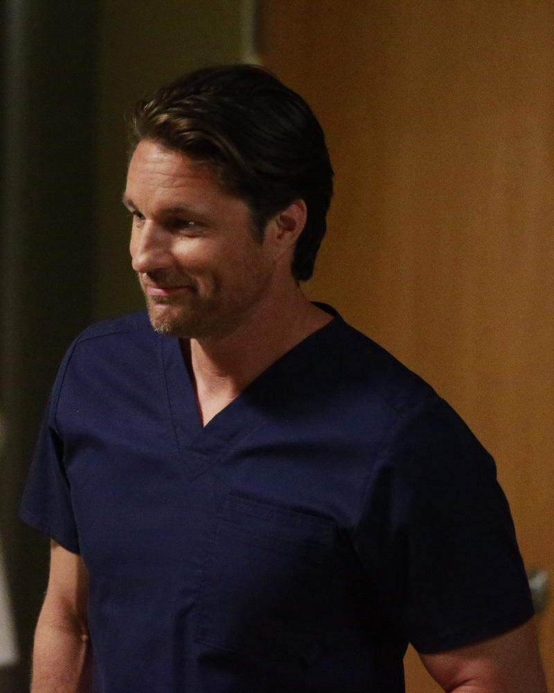 Grey’s Anatomy Photo Preview: What’s Meredith Hiding? (Season 13 Episode 1)