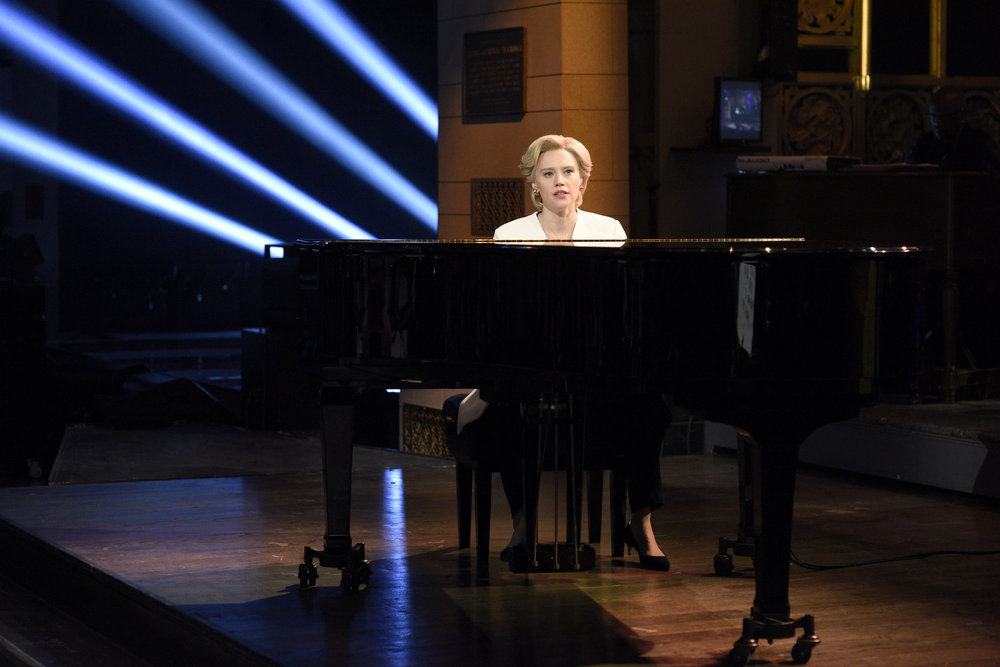 Character Hillary Clinton playing the piano in Saturday Night Live Episode 1710 