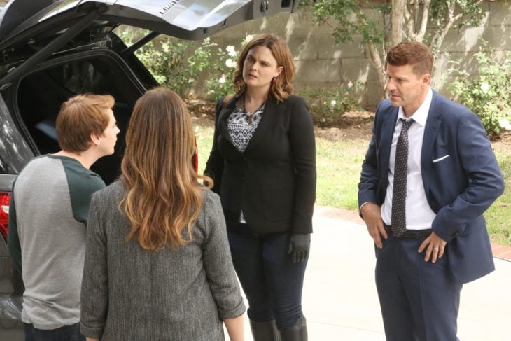 BONES: L-R: Guest star Justin Castor, guest star Julie Claire, Emily Deschanel and David Boreanaz in the "The Final Chapter: The Tutor in the Tussle" episode of BONES airing Tuesday, Jan. 31 (9:01-10:00 PM ET/PT) on FOX. ©2016 Fox Broadcasting Co. Cr: Patrick McElhenney/FOX