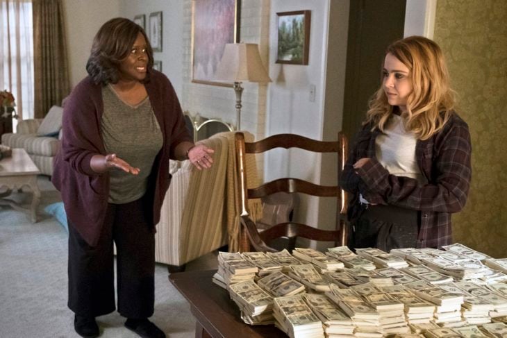 GOOD GIRLS -- Pilot -- Pictured: (l-r) Retta as Ruby, Mae Whitman as Annie -- (Photo by: Justin Lubin/NBC)