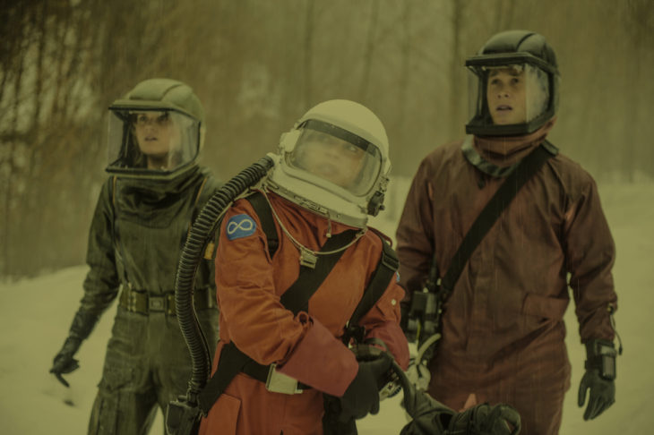 The 100 -- "Praimfaya" -- Image HU413b_0009 -- Pictured (L-R): Eliza Taylor as Clarke, Lindsey Morgan as Raven, and Bob Morley as Bellamy -- Credit: Diyah Pera/The CW -- ÃÂ© 2017 The CW Network, LLC. All Rights Reserved