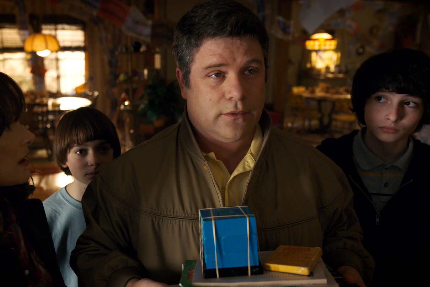 Stranger Things Season 2: Winona Ryder, Noah Schnapp, Sean Astin, Finn Wolfhard