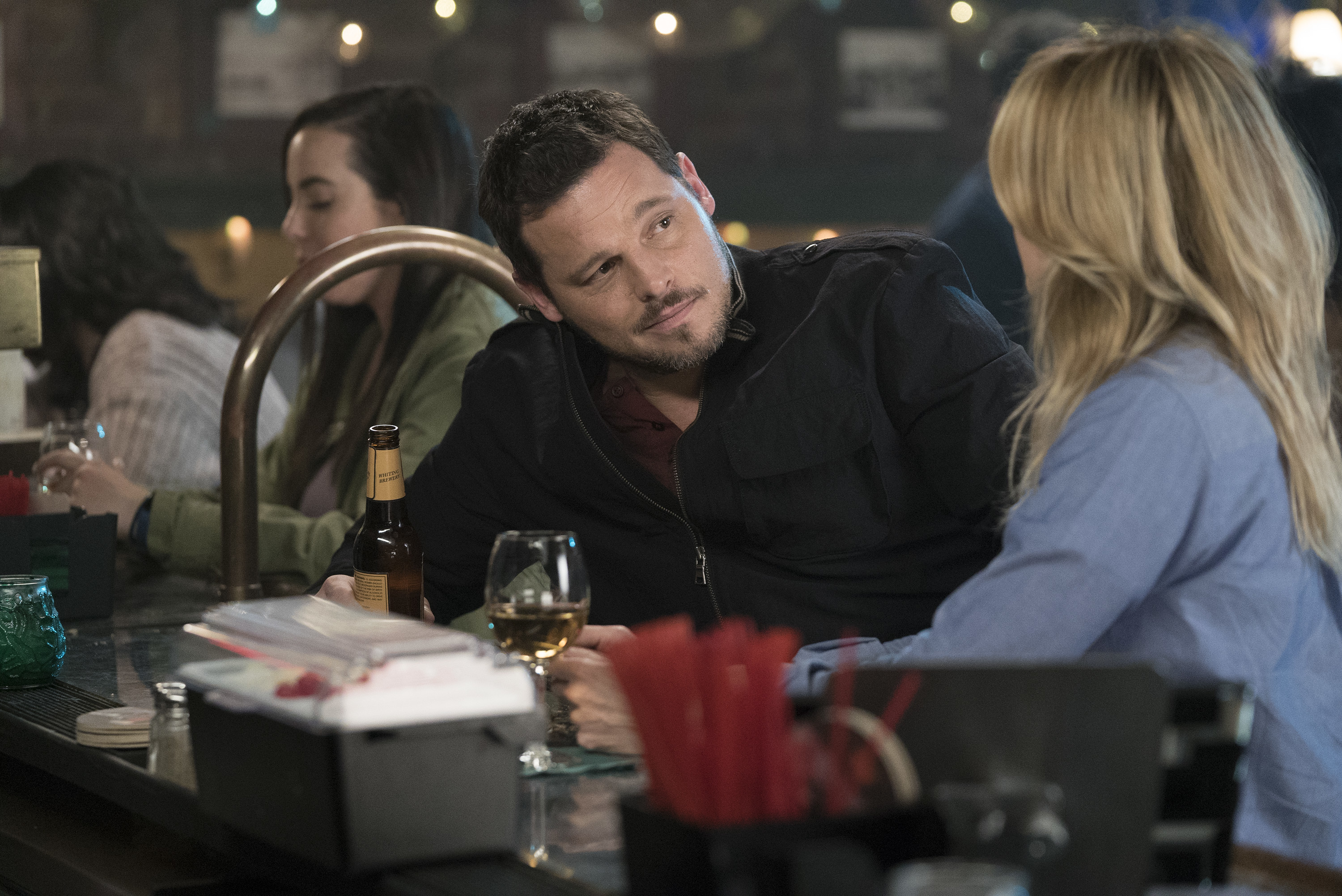 Alex and Meredith at the bar - GREY'S ANATOMY - "One Day Like This" | Tell-Tale TV Alex and Meredith at the bar - GREY'S ANATOMY - "One Day Like This"