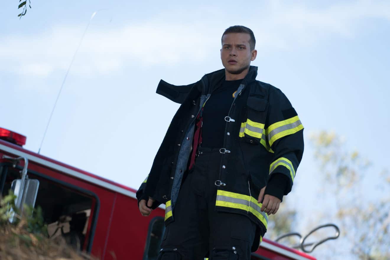 911 Season 2 Episode 1 Oliver Stark As Evan Buck Buckley Tell Tale TV
