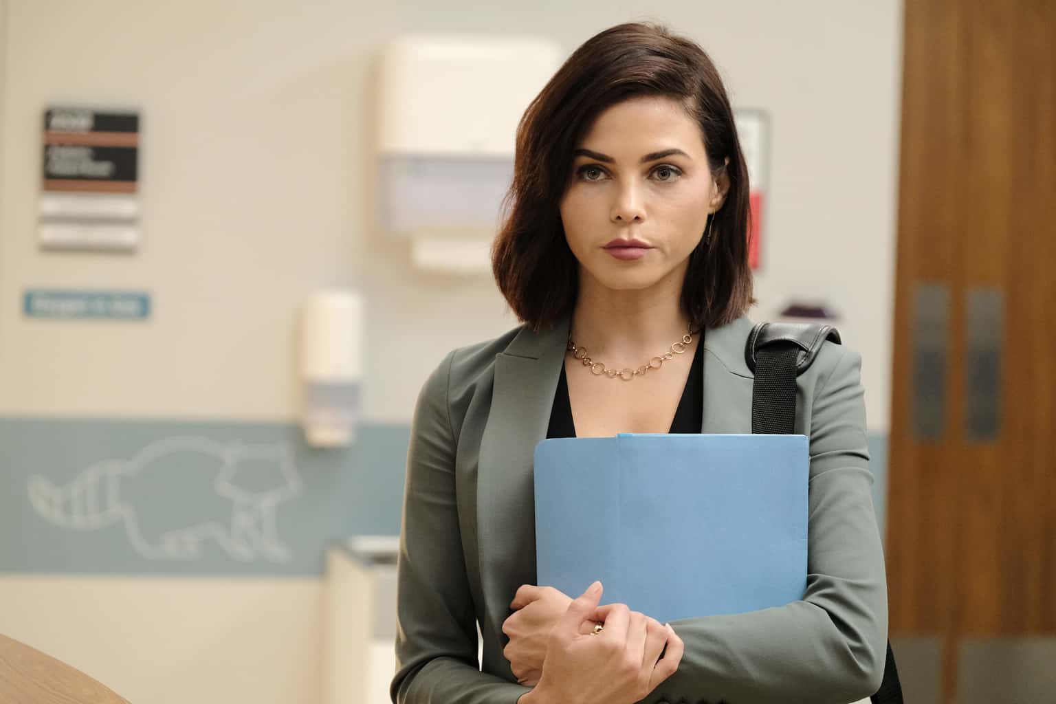 The Resident Season 2 Episode 8 - Jenna Dewan as Julian | Tell-Tale TV The Resident Season 2 Episode 8 - Jenna Dewan as Julian