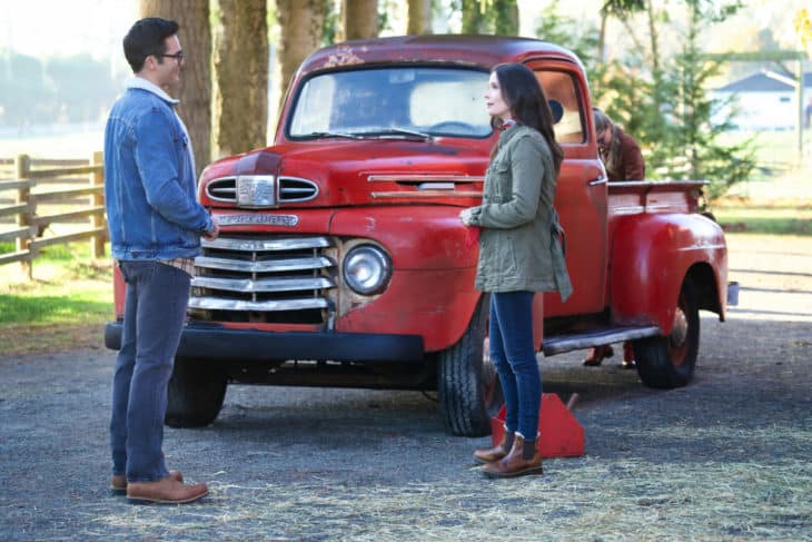 The Flash Season 5 Episode 9 - Tyler Hoechlin as Clark Kent and Bitsie Tulloch as Lois Lane