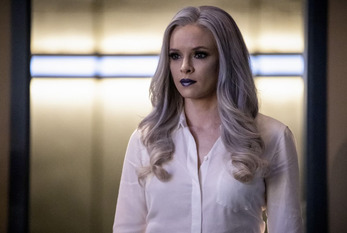 The Flash Season 5 Episode 10 - Carlos Valdes as Cisco Ramon and Danielle Panabaker as Caitlin Frost