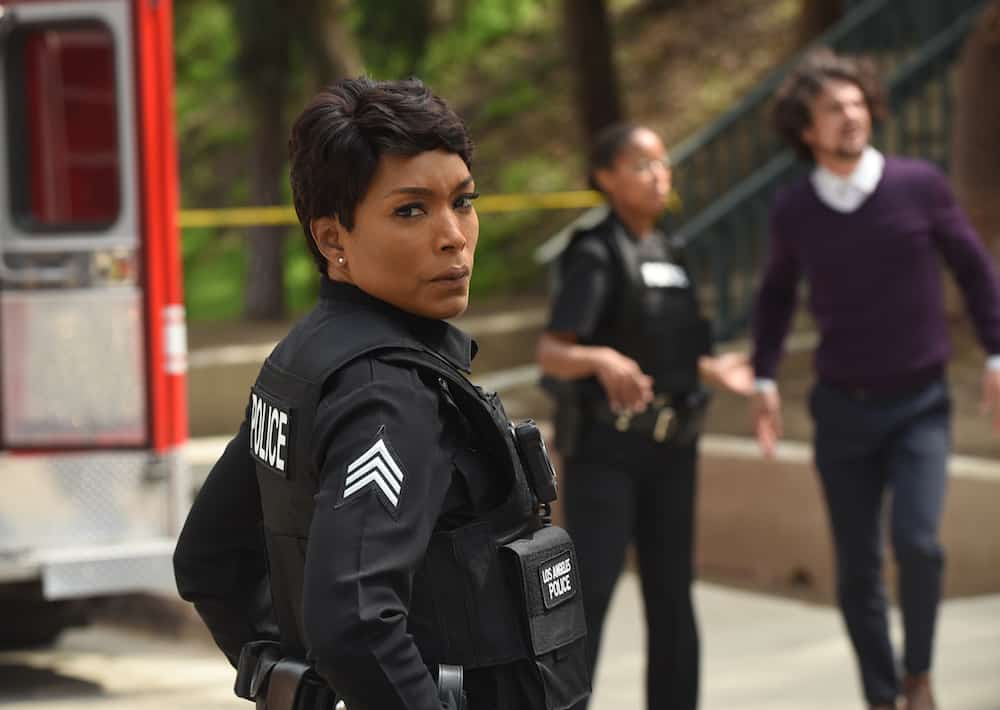 9-1-1 Season 2 Episode 17 - Angela Bassett as Athena Grant | Tell-Tale TV 9-1-1 Season 2 Episode 17 - Angela Bassett as Athena Grant