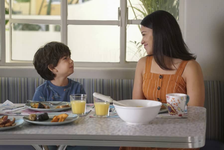 Jane the Virgin Season 5 Episode 14 - Elias Janssen as Mateo and Gina Rodriguez as Jane | Tell-Tale TV Jane the Virgin Season 5 Episode 14 - Elias Janssen as Mateo and Gina Rodriguez as Jane