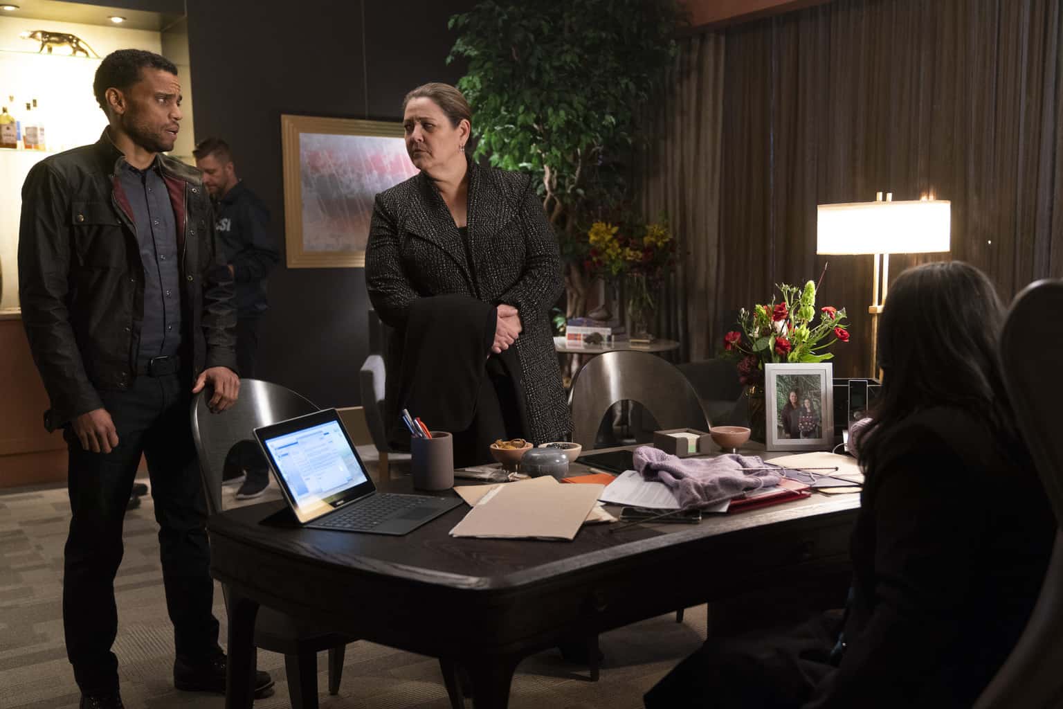 MICHAEL EALY, CAMRYN MANHEIM Preview – Stumptown Season 1 Episode 1: Forget it Dex, It’s Stumptown