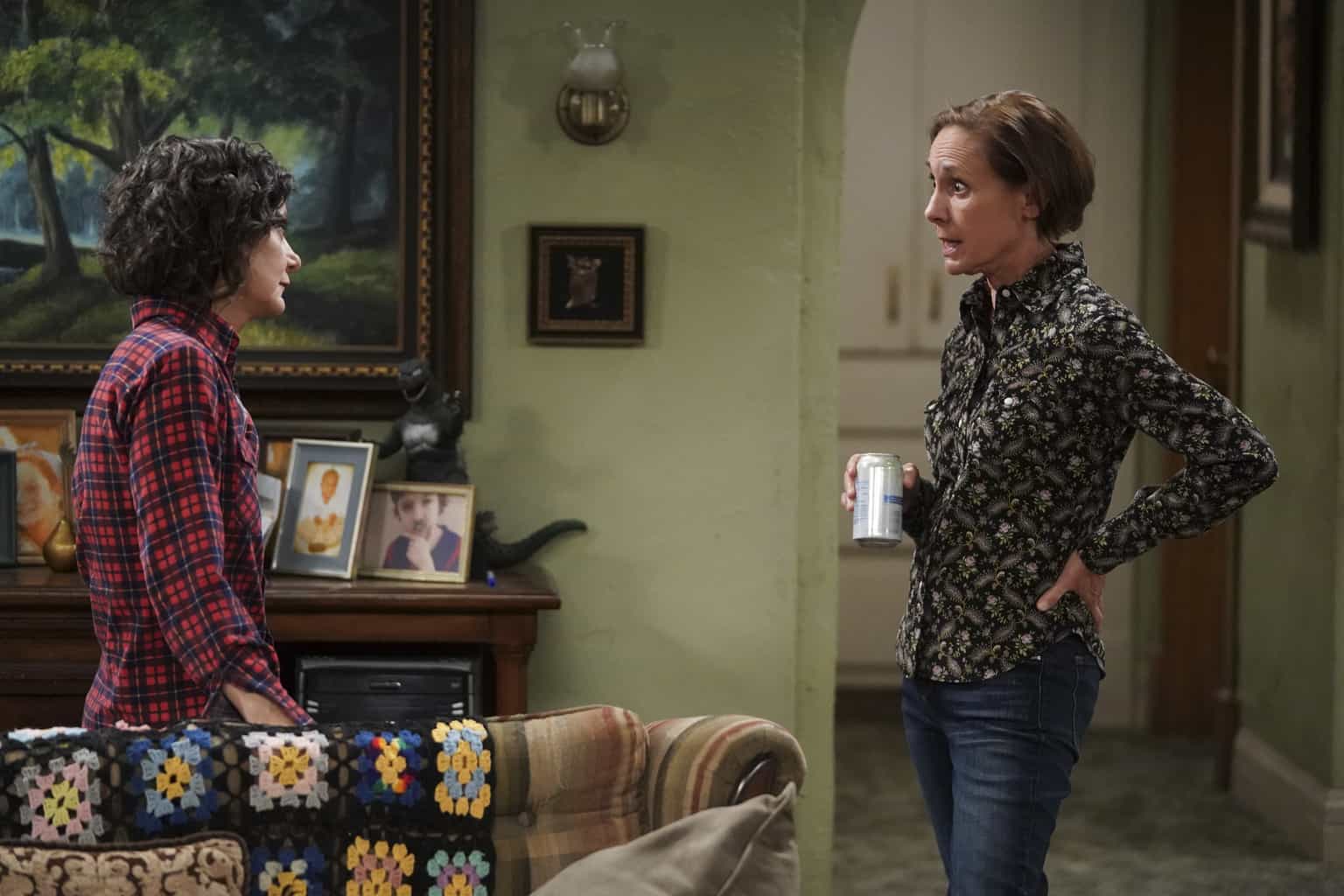 SARA GILBERT, LAURIE METCALF Preview — The Conners Season 2 Episode 2: A Kiss Is Just a Kiss - Part 2