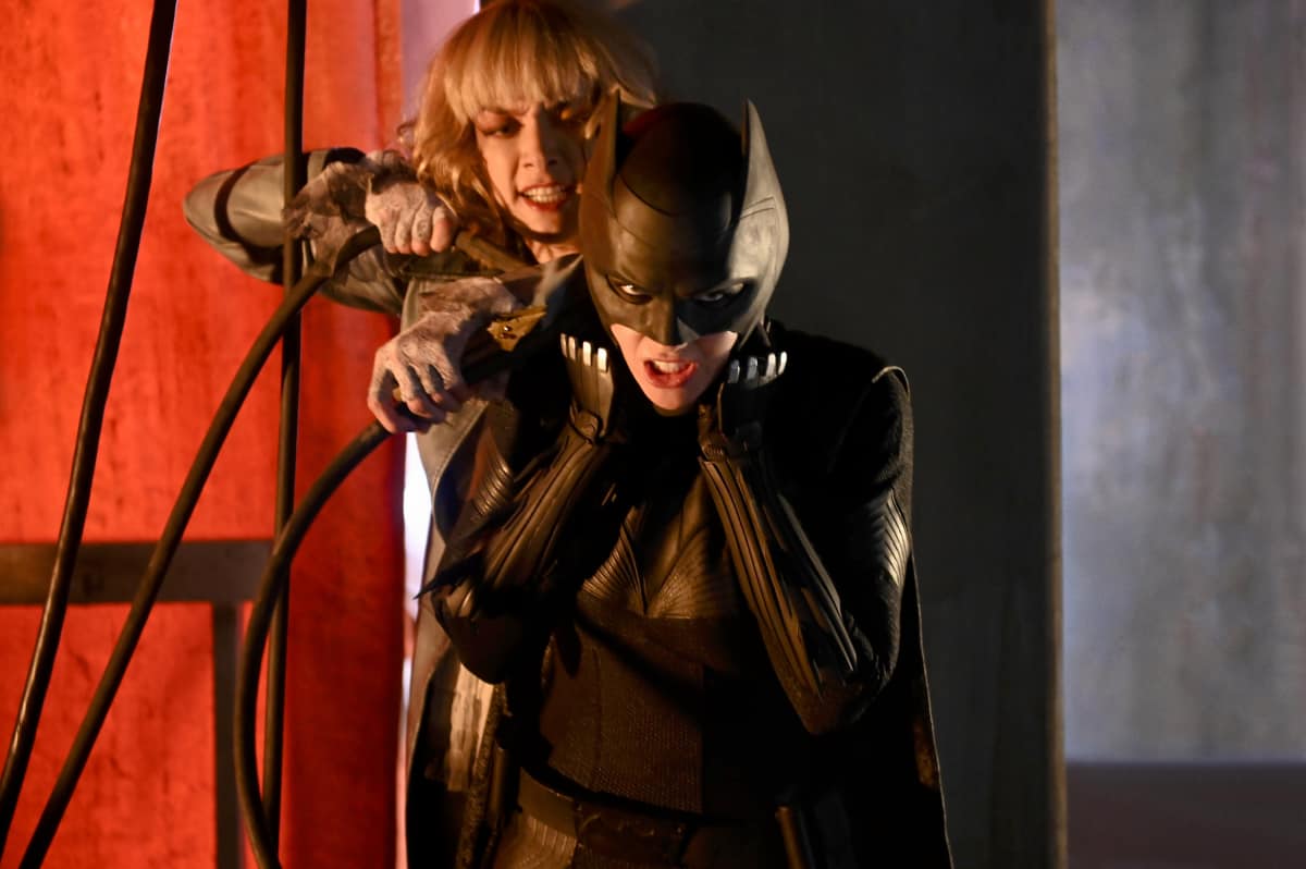Batwoman Season 1 Episode 1 - Rachel Skarsten as Alice and Ruby Rose as Kate Kane/Batwoman Preview — Batwoman Season 1 Episode 1 (Series Premiere) Batwoman Season 1 Episode 1 - Rachel Skarsten as Alice and Ruby Rose as Kate Kane/Batwoman