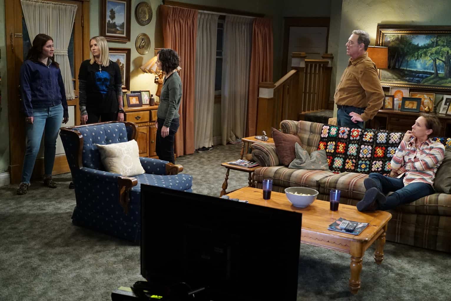 EMMA KENNEY, ELIZA BENNETT, SARA GILBERT, JOHN GOODMAN, LAURIE METCALF Preview — The Conners Season 2 Episode 4: Lanford…Lanford - Part 2