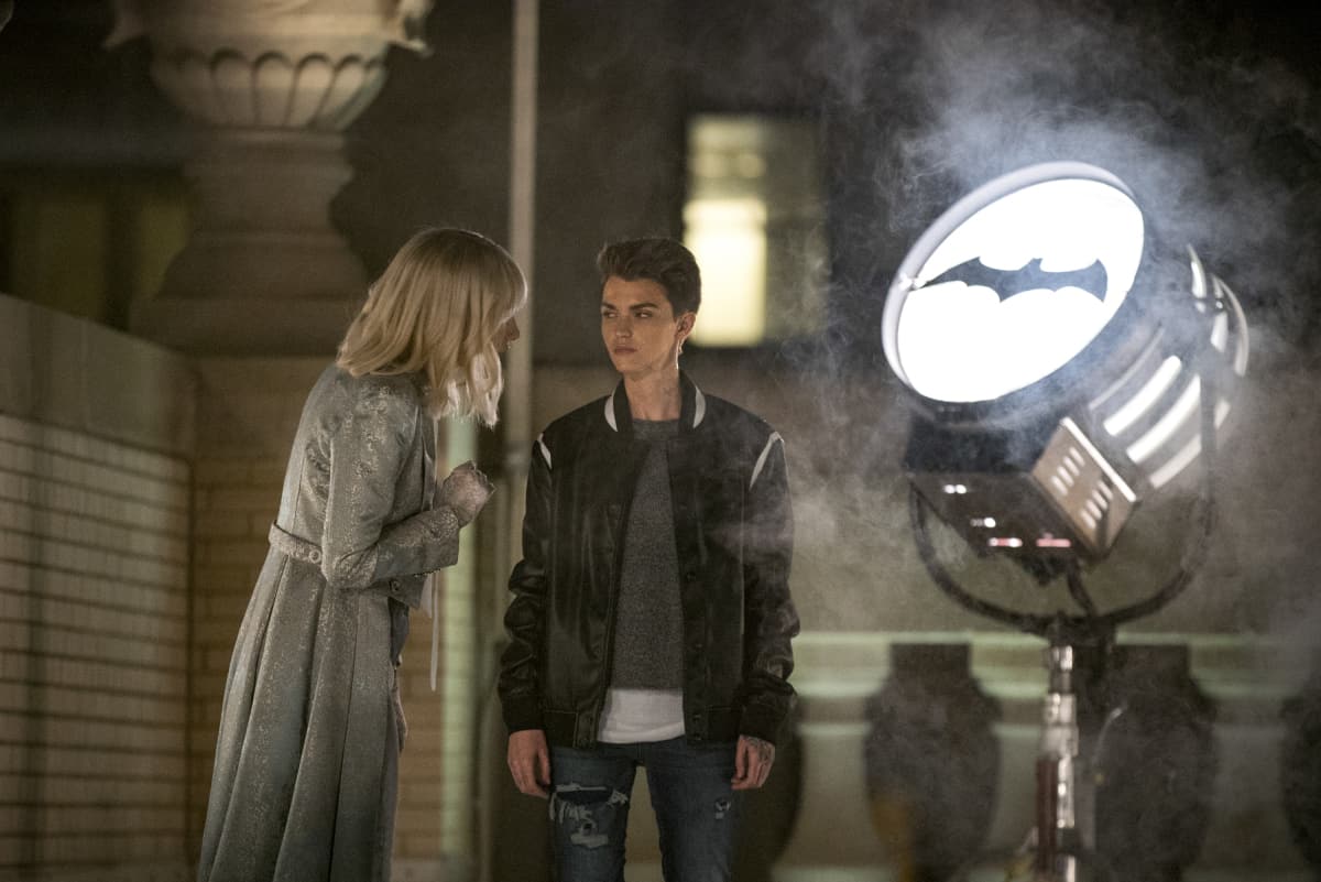 Batwoman Season 1 Episode 4 - Rachel Skarsten as Alice and Ruby Rose as Kate Kane | Tell-Tale TV BWN104_0015b
