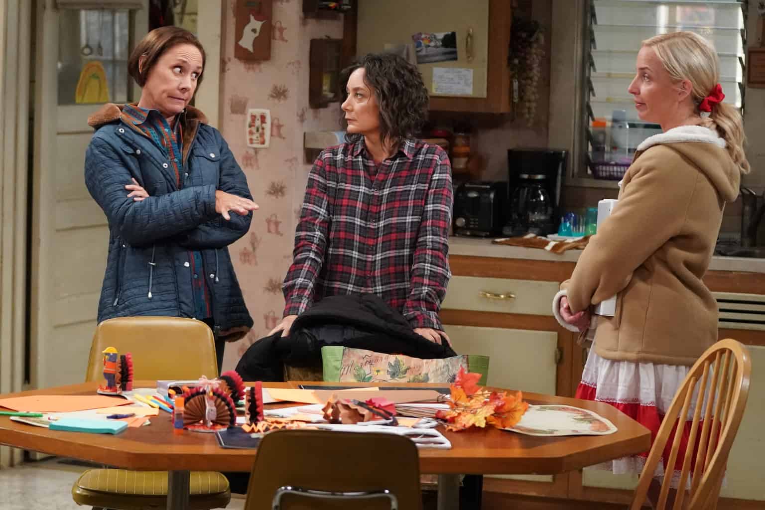 LAURIE METCALF, SARA GILBERT, LECY GORANSON The Conners Review: Tempest in a Stew Pot (Season 2 Episode 6)