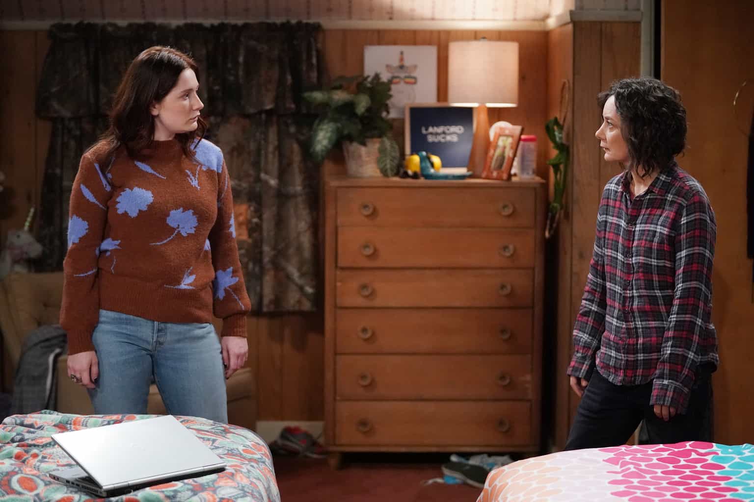 EMMA KENNEY, SARA GILBERT Preview — The Conners Season 2 Episode 6: Tempest in a Stew Pot - Part 2
