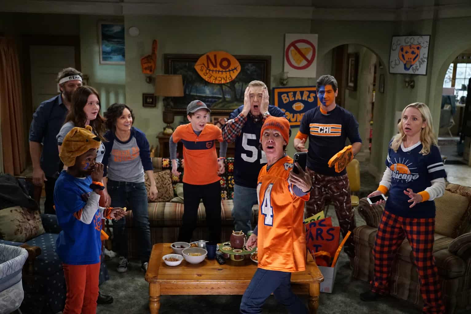 EMMA KENNEY, SARA GILBERT, AMES MCNAMARA, JOHN GOODMAN, LAURIE METCALF, MICHAEL FISHMAN, LECY GORANSON