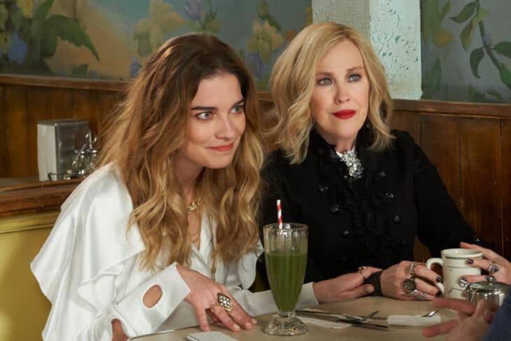 Schitt’s Creek Season 6 Episode 2 – Moira (Catherine O’Hara), Alexis (Annie Murphy)