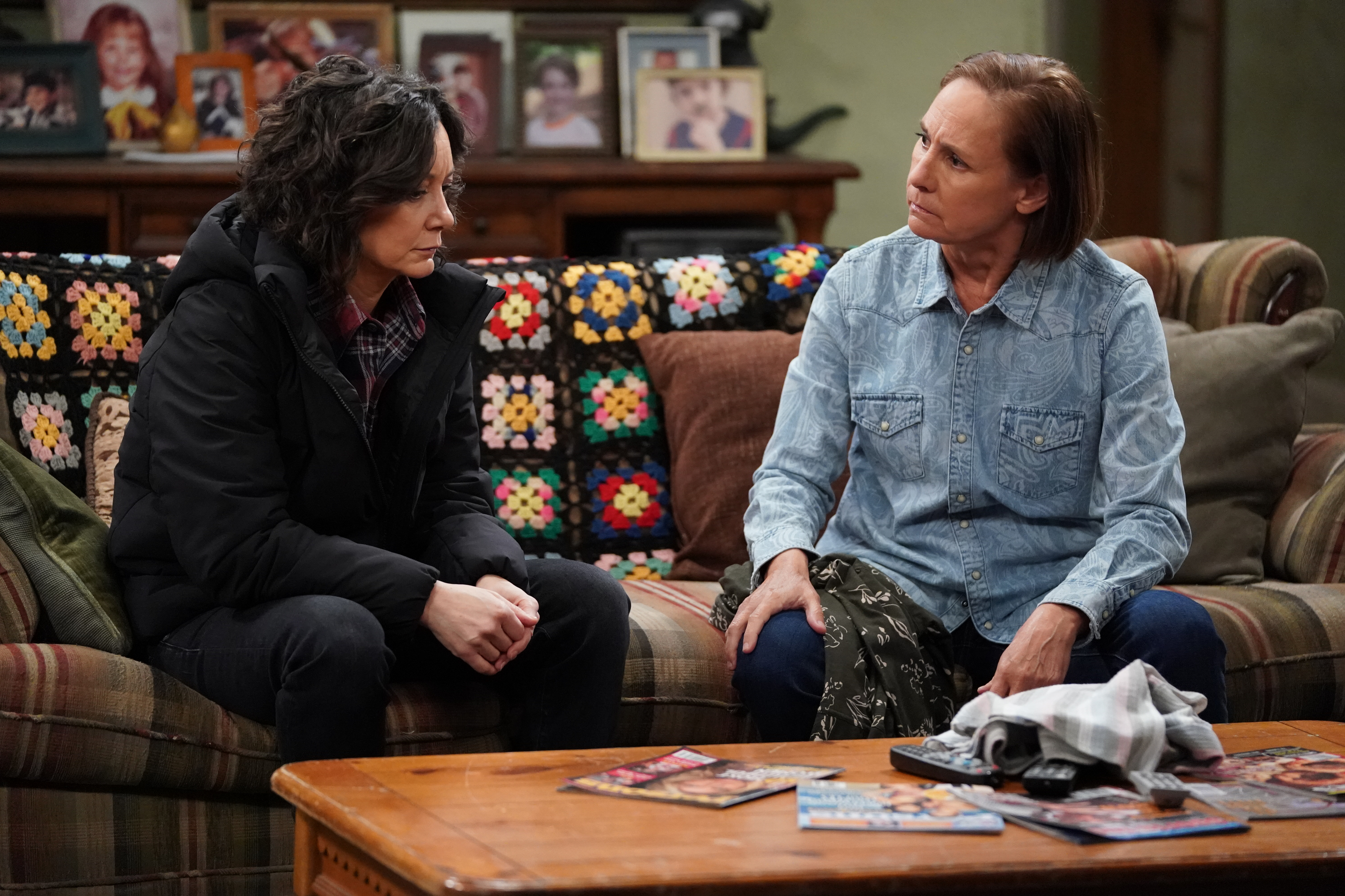 SARA GILBERT, LAURIE METCALF | Tell-Tale TV SARA GILBERT, LAURIE METCALF