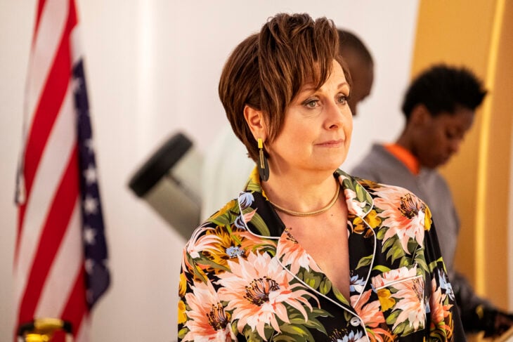 Avenue 5 Season 1 Episode 8 "This Is Physically Hurting Me"