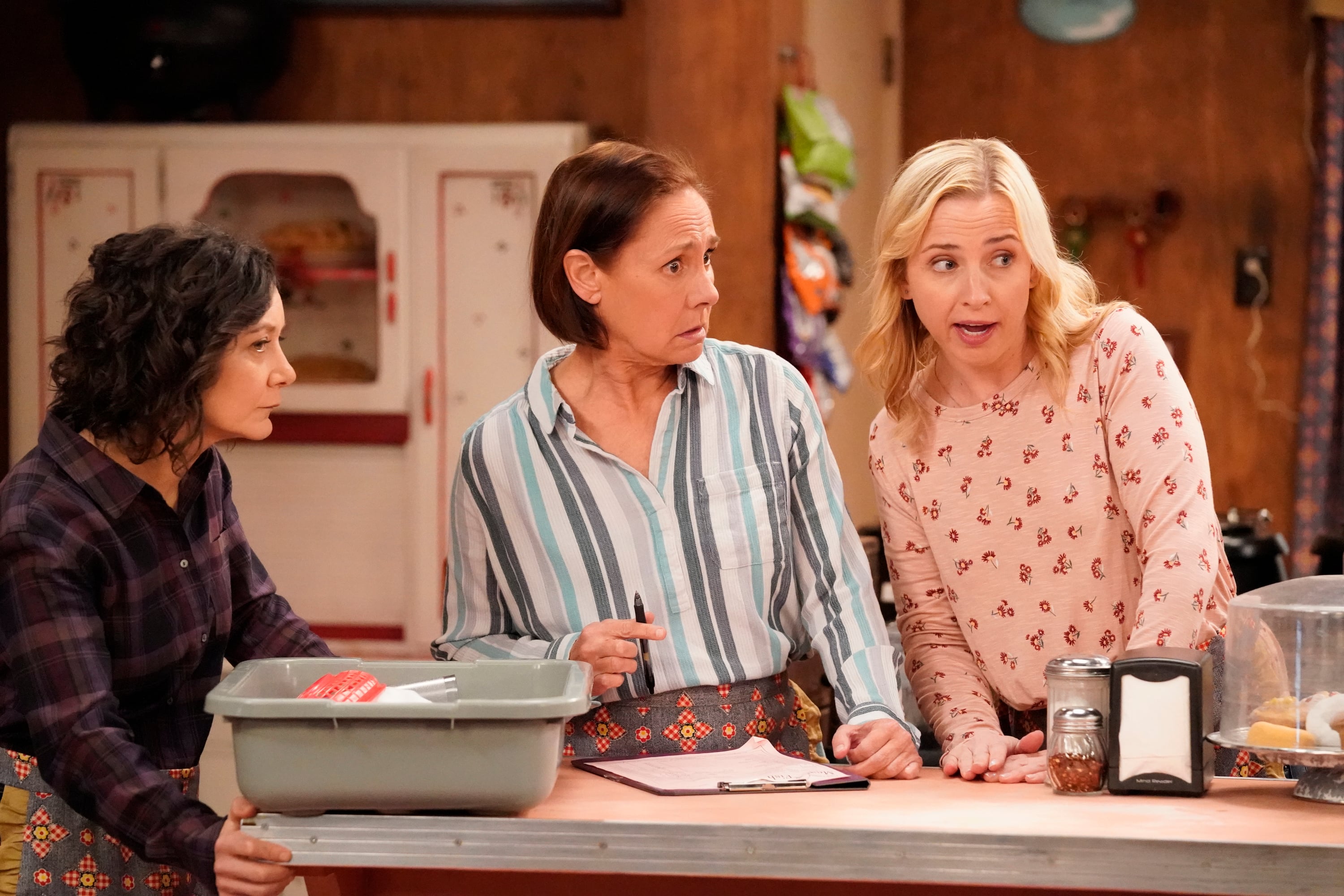 SARA GILBERT, LAURIE METCALF, LECY GORANSON