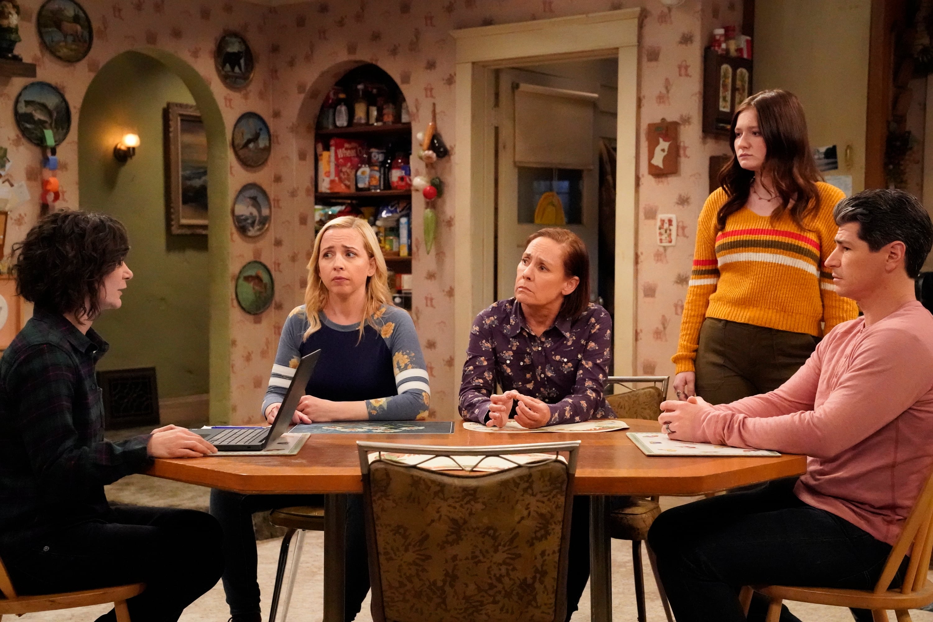 SARA GILBERT, LECY GORANSON, LAURIE METCALF, EMMA KENNEY, MICHAEL FISHMAN