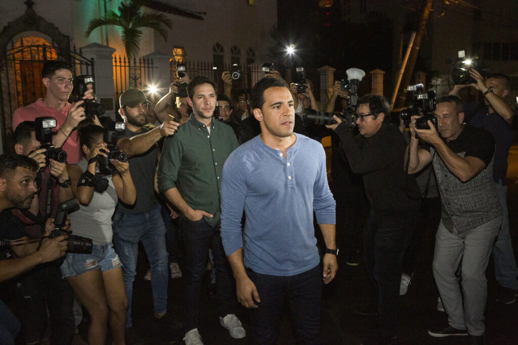 The Baker and the Beauty Season 1 Episode 6 "Side Effects" MICHAEL RADY, VICTOR RASUK