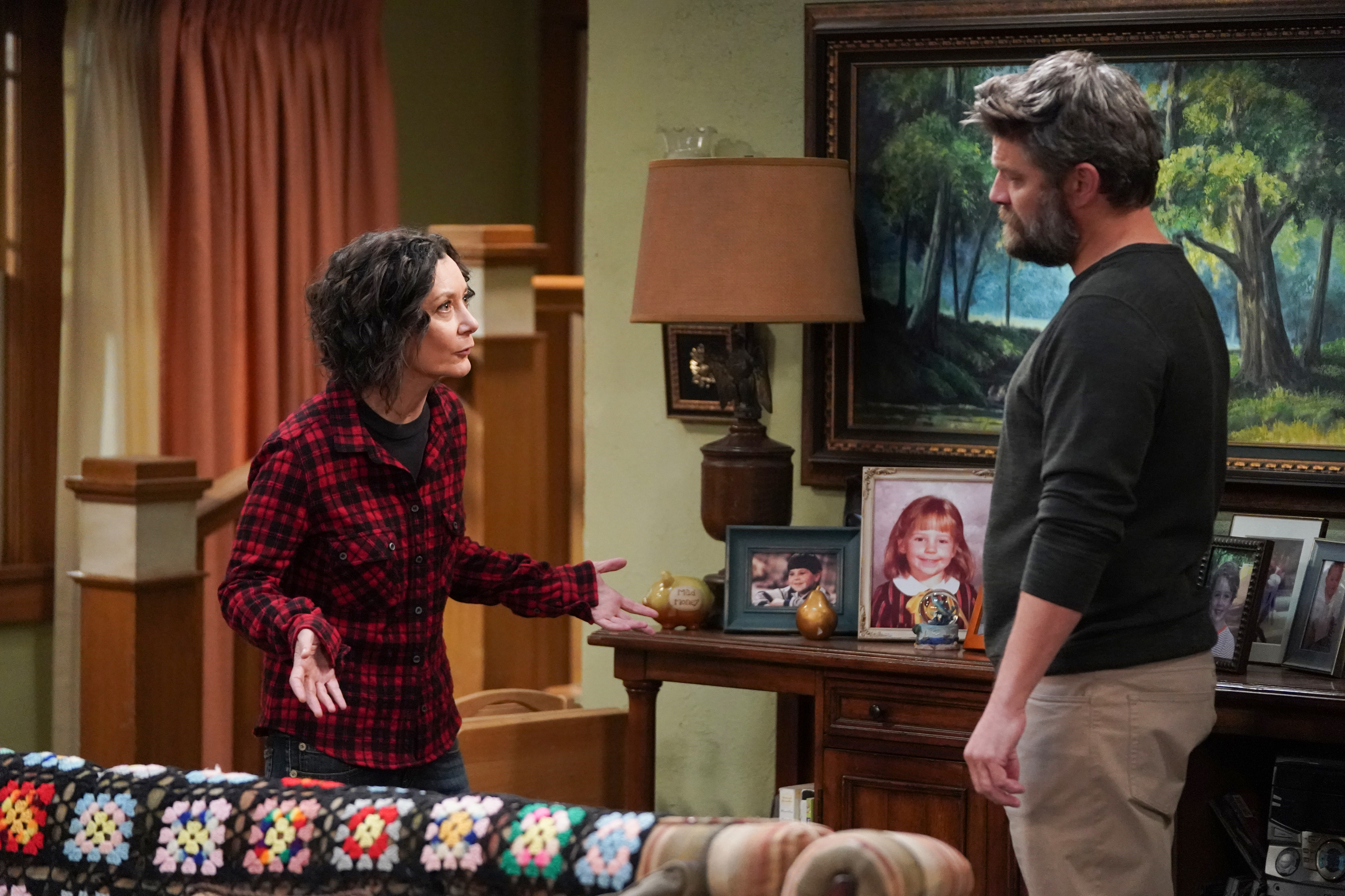 SARA GILBERT, JAY R. FERGUSON | Tell-Tale TV SARA GILBERT, JAY R. FERGUSON