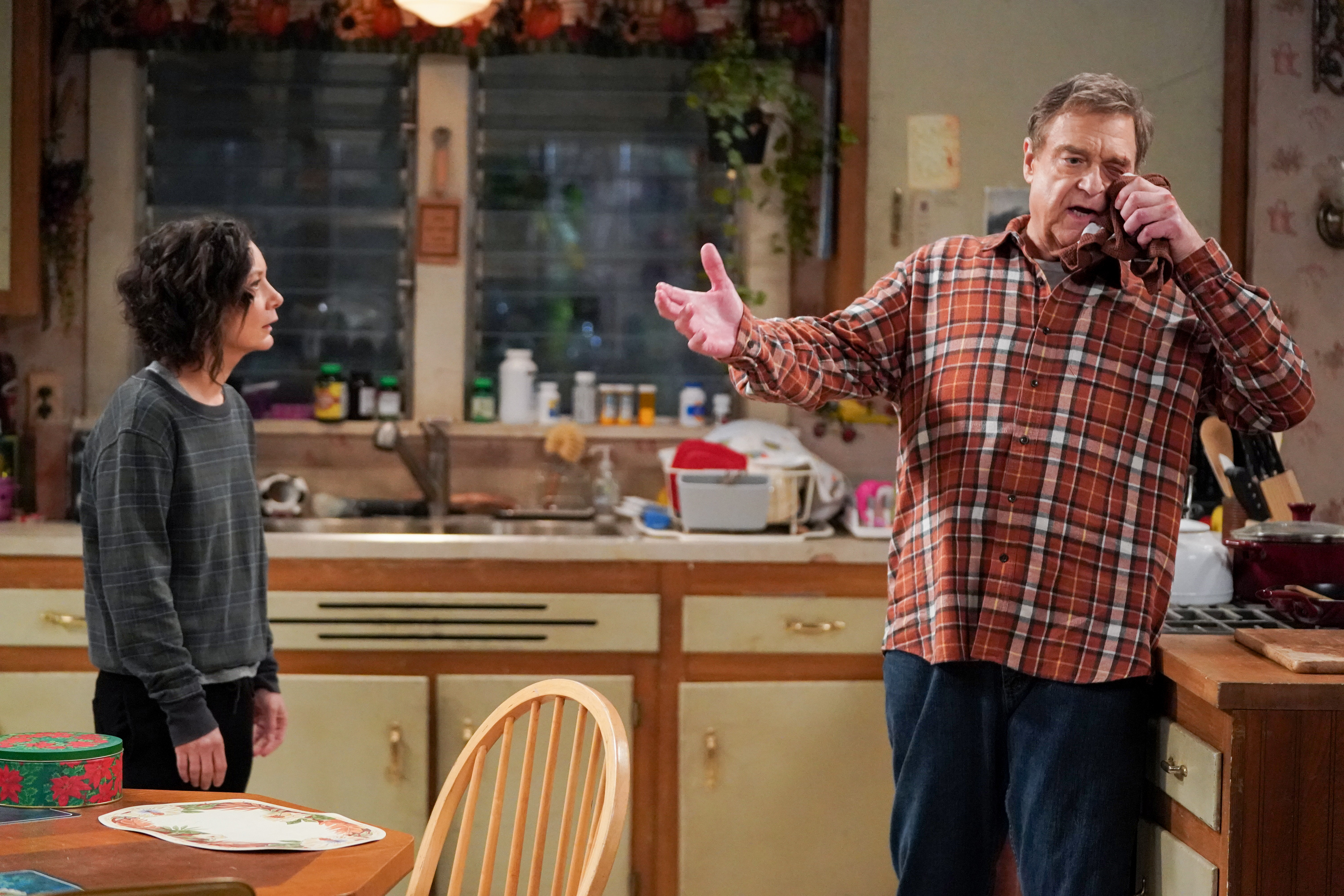 SARA GILBERT, JOHN GOODMAN | Tell-Tale TV SARA GILBERT, JOHN GOODMAN