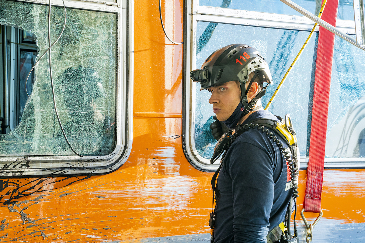 911 Season 4 Episode 1, "New Abnormal"