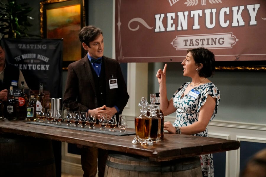 Call Me Kat Season 1 Episode 3, "Vacation"