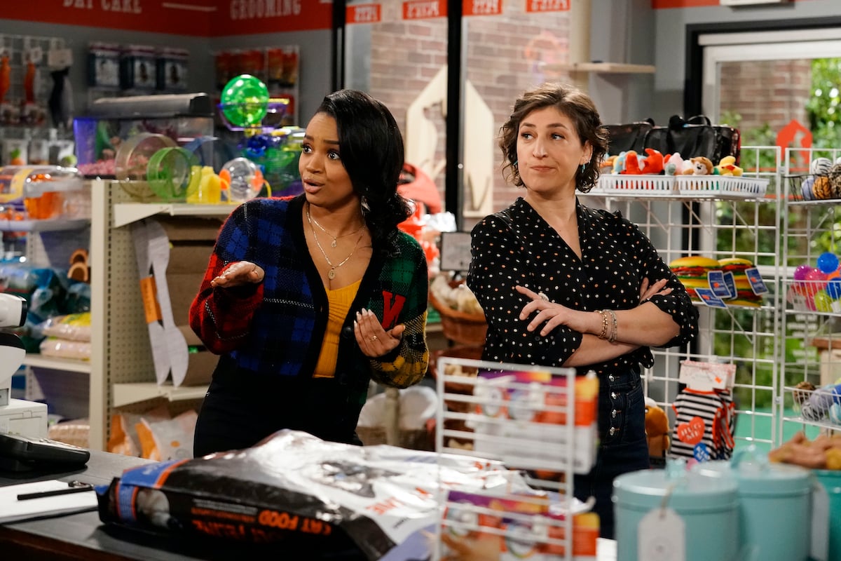 Call Me Kat Review: Moving In (Season 1 Episode 11) - Is Call Me Kat Season 1 On Hulu