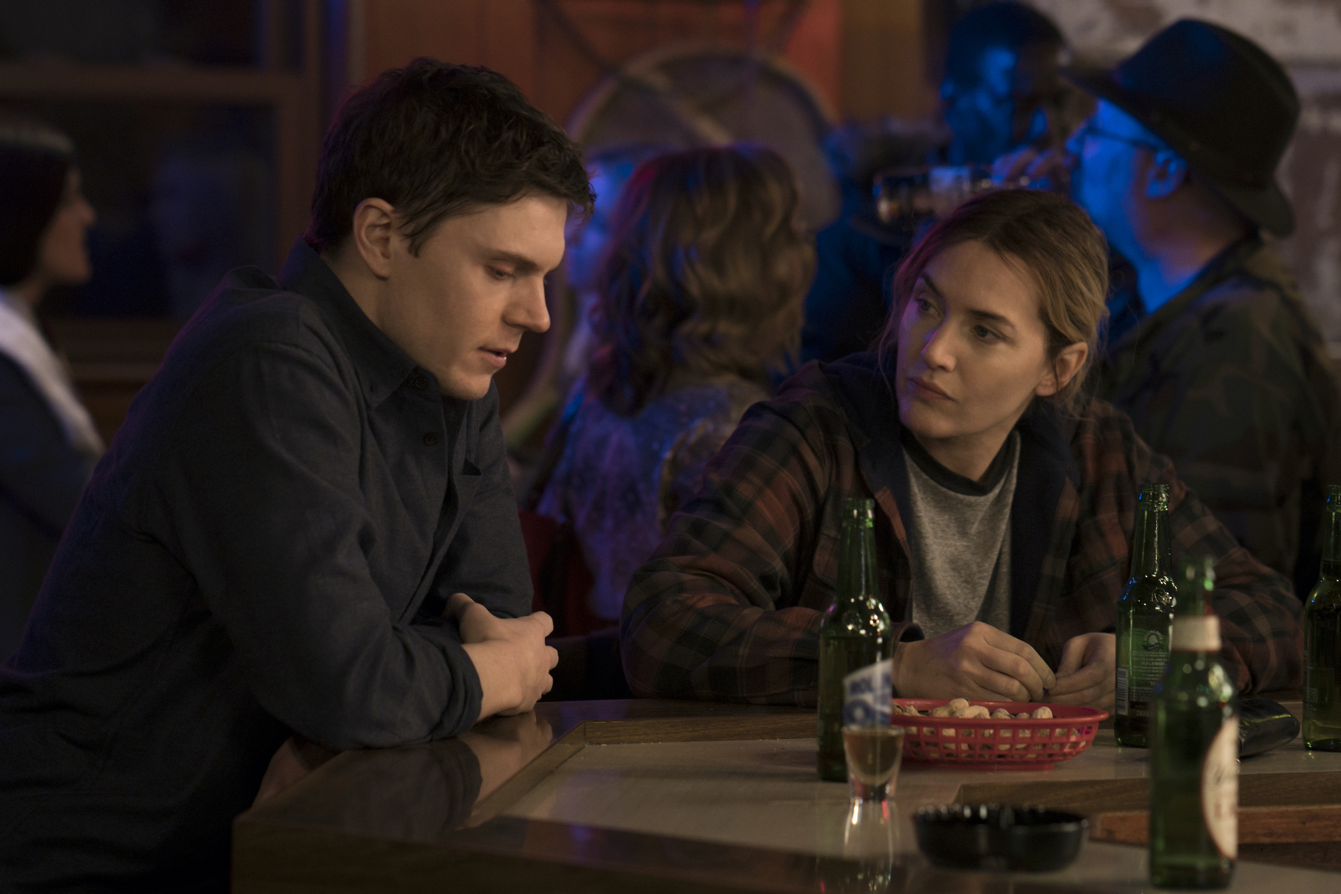 evan-peters-kate-winslet | Tell-Tale TV evan-peters-kate-winslet