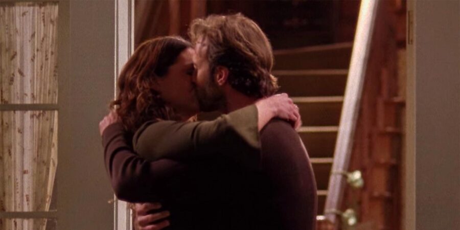 image | Tell-Tale TV Lorelai Gilmore and Luke Danes embrace in Gilmore Girls