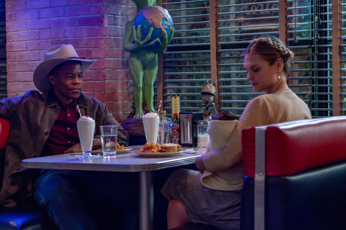 Roswell, New Mexico- Season 3 Episode 4, "Walk on the Ocean" | Tell-Tale TV Roswell, New Mexico- Season 3 Episode 4, "Walk on the Ocean"