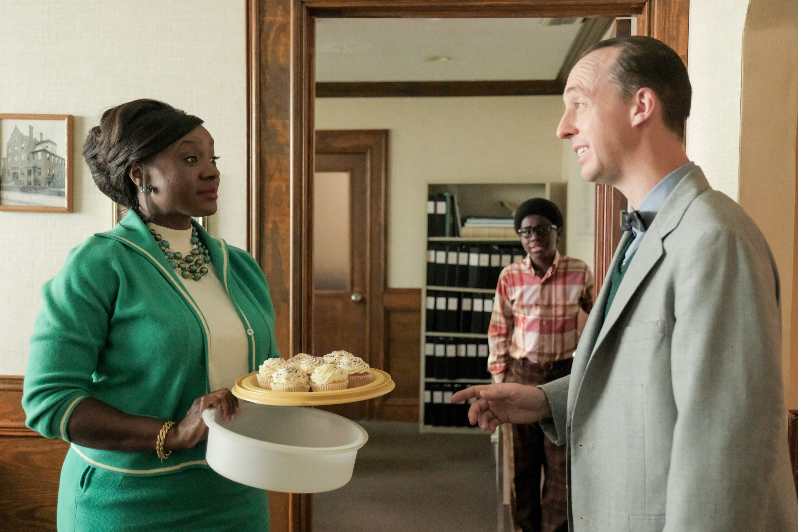 Still of Saycon Sengbloh and Elisha Williams in The Wonder Years Season 1 Episode 4 The Workplace