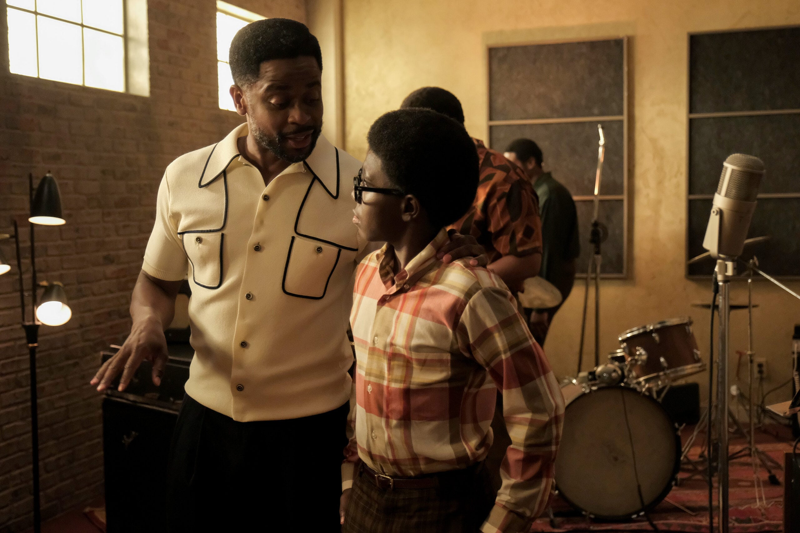 Still of Dule Hill and Elisha Williams in The Wonder Years Season 1 Episode 4 The Workplace