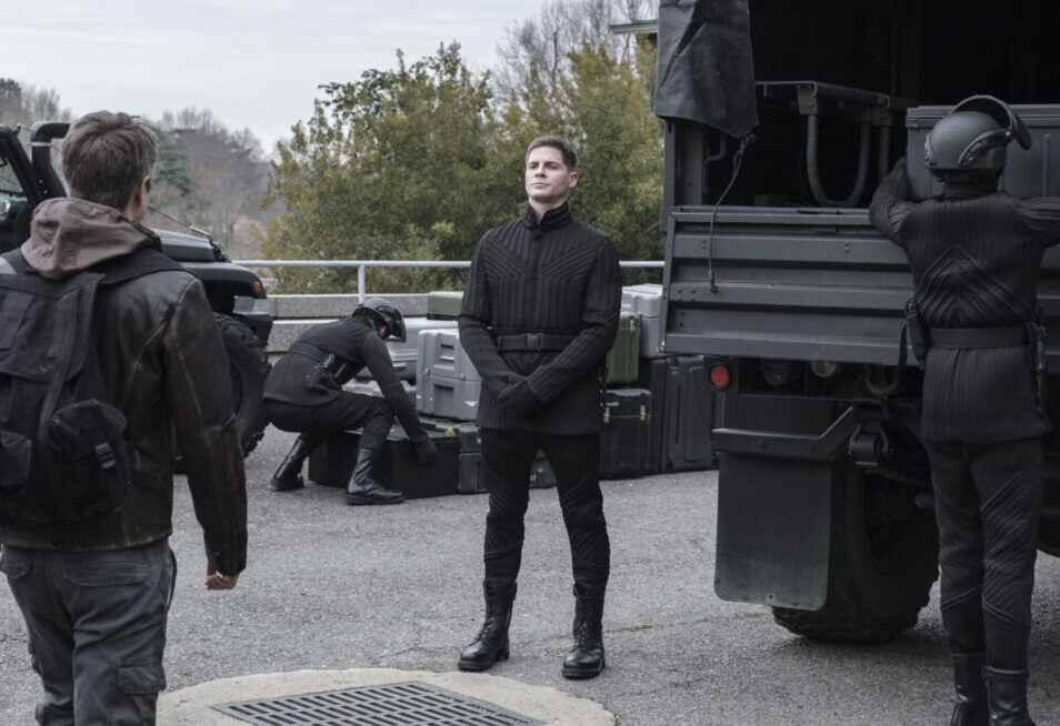 Robert Palmer Watkins as Lt. Newton - The Walking Dead: World Beyond _ Season 2, Episode 1