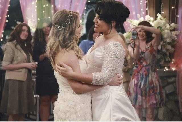 | Tell-Tale TV Dr. Arizona Robbins and Dr. Callie Torres dance at their wedding in Grey's Anatomy Season 7 Episode 20 "White Wedding"