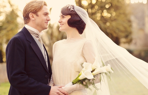 downton-anney-s3e1-mary-and-mathew-crawley-wedding-2012-x-500 | Tell-Tale TV Matthew Crawley and Lady Mary Crawley after their wedding in Downton Abbey Season 3 Episode 1