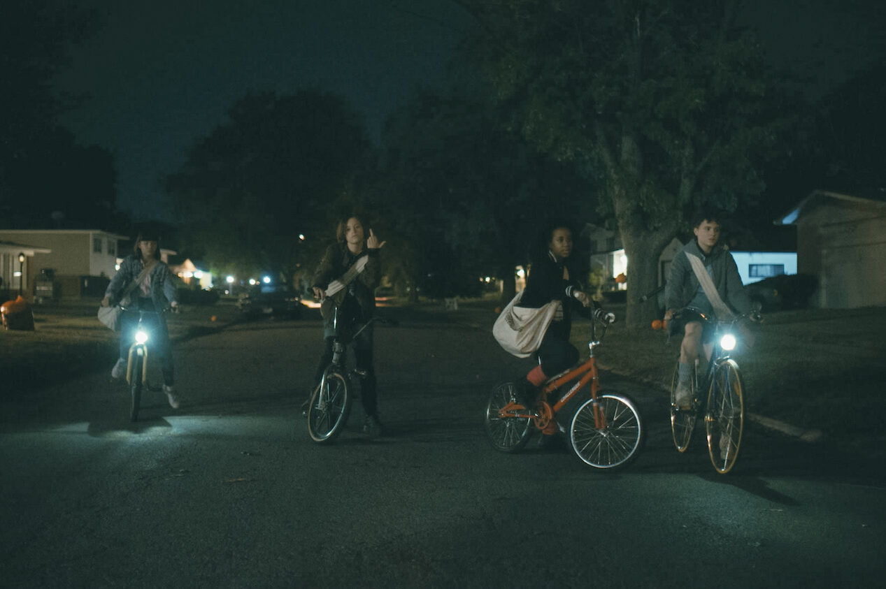 Paper Girls Season 1 Episode 1 | Tell-Tale TV Paper Girls Season 1 Episode 1
