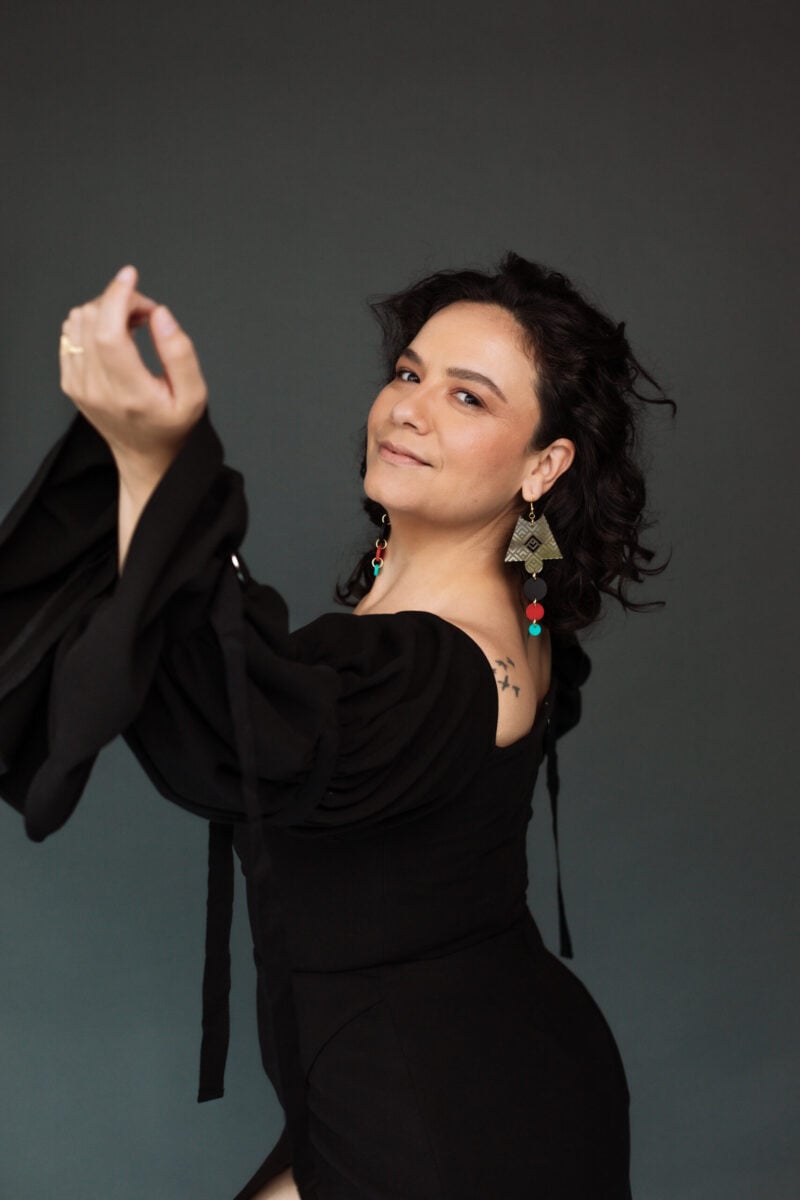 Sarah Podemski photo, black dress