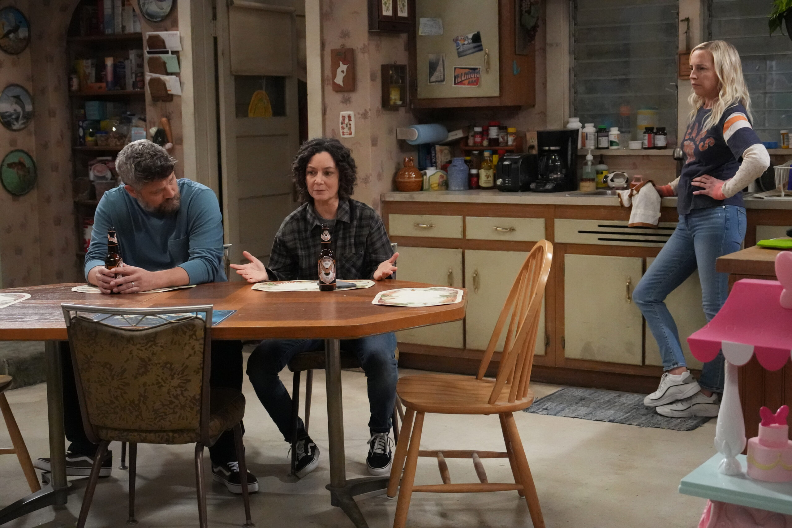 JAY R. FERGUSON, SARA GILBERT, LECY GORANSON | Tell-Tale TV JAY R. FERGUSON, SARA GILBERT, LECY GORANSON