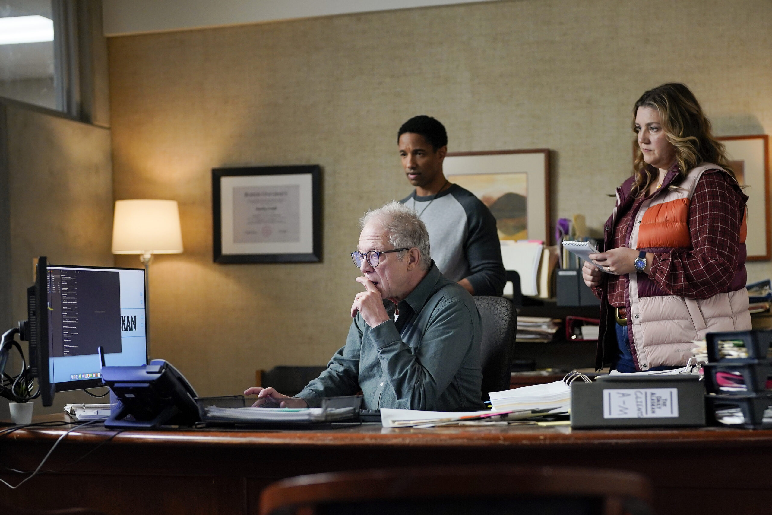 Alaska Daily Season 1 Episode 9 - JEFF PERRY, CRAIG FRANK, MEREDITH HOLZMAN | Tell-Tale TV Alaska Daily Season 1 Episode 9 - JEFF PERRY, CRAIG FRANK, MEREDITH HOLZMAN