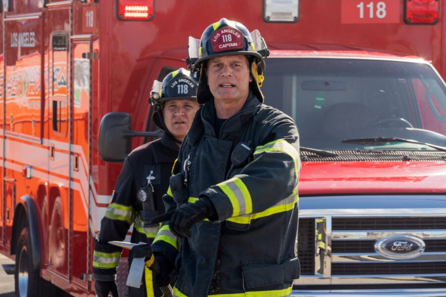 911 Season 6 Episode 18 - Peter Krause