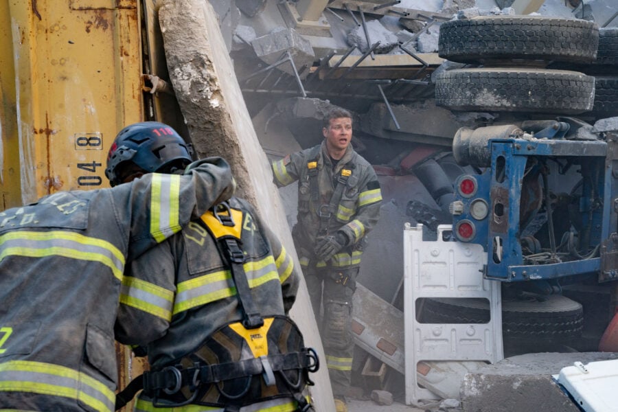 911 Season 6 Episode 18 - Ryan Guzman