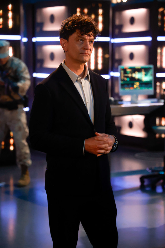 Still from Quantum Leap Season 1 Episode 12 of James Frain as Gideon.