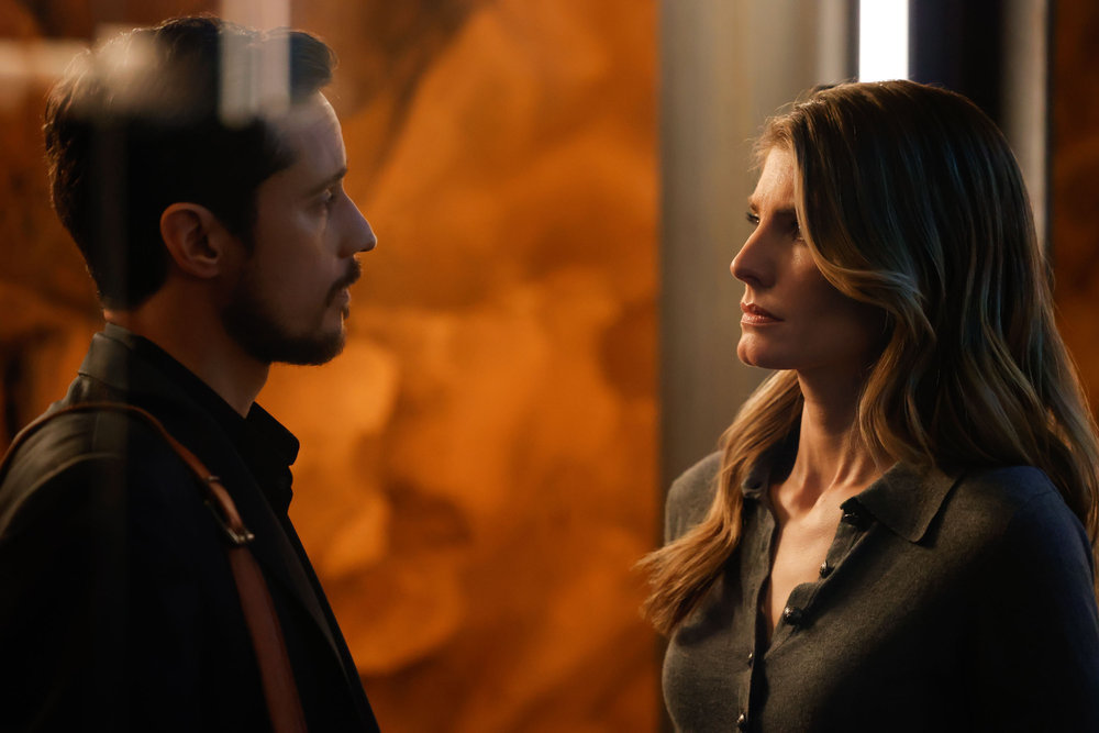 Still from Quantum Leap Season 2 Episode 11 of eter Gadiot as Tom Westfall and Caitlin Bassett as Addison pictured from left to right.