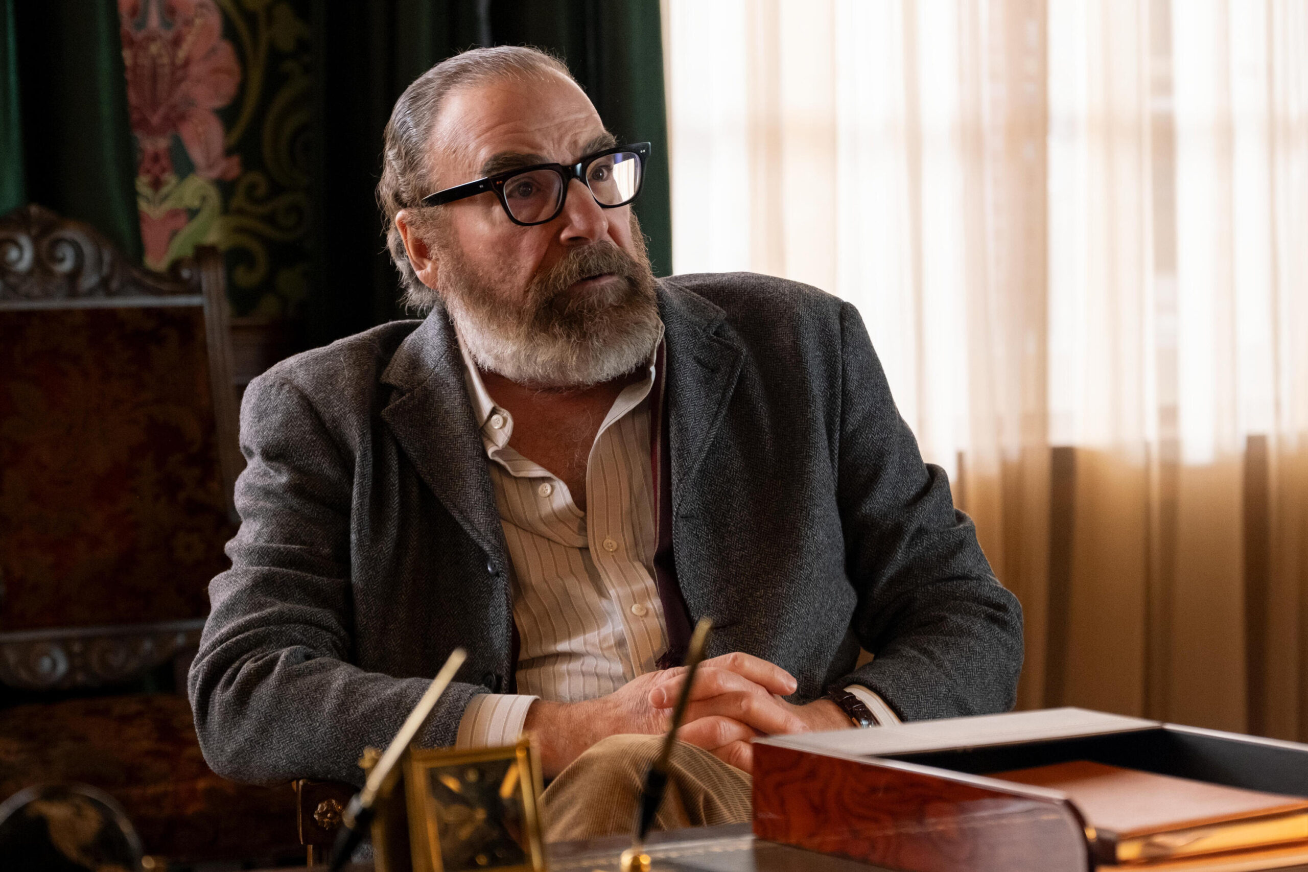 Death and Other Details Season 1 Episode 7 - Mandy Patinkin | Tell-Tale TV Still from Death and Other Details Season 1 Episode 7 of Mandy Patinkin as Rufus Cotesworth. Death and Other Details Season 1 Episode 7 Review: Memorable